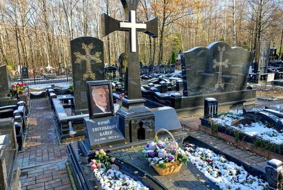 Православный крест на тумбообразном основании